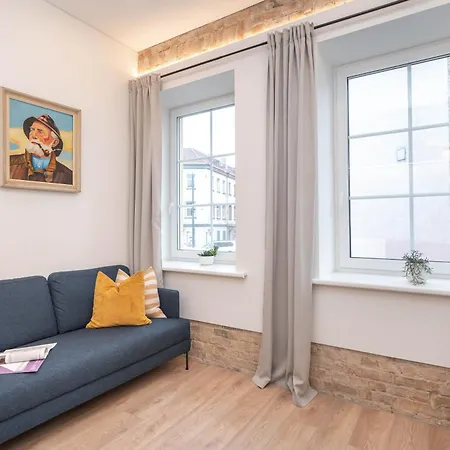Apartment Cohost I Sunny, Bright I Self Check-in I Location *